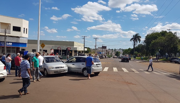 Laranjeiras - Acidente na esquina da rodoviária envolve três veículos